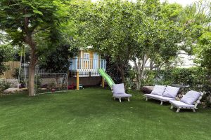 בית העץ שנבנה בגינה לילדים