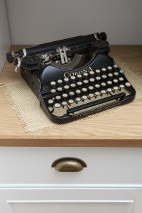 פרט - מכונת כתיבה עתיקה על מדף בספריה