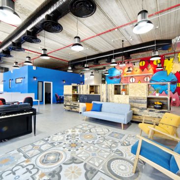 משרדים - פסנתר ישן המשמש כעמדת קבלה למזכירה